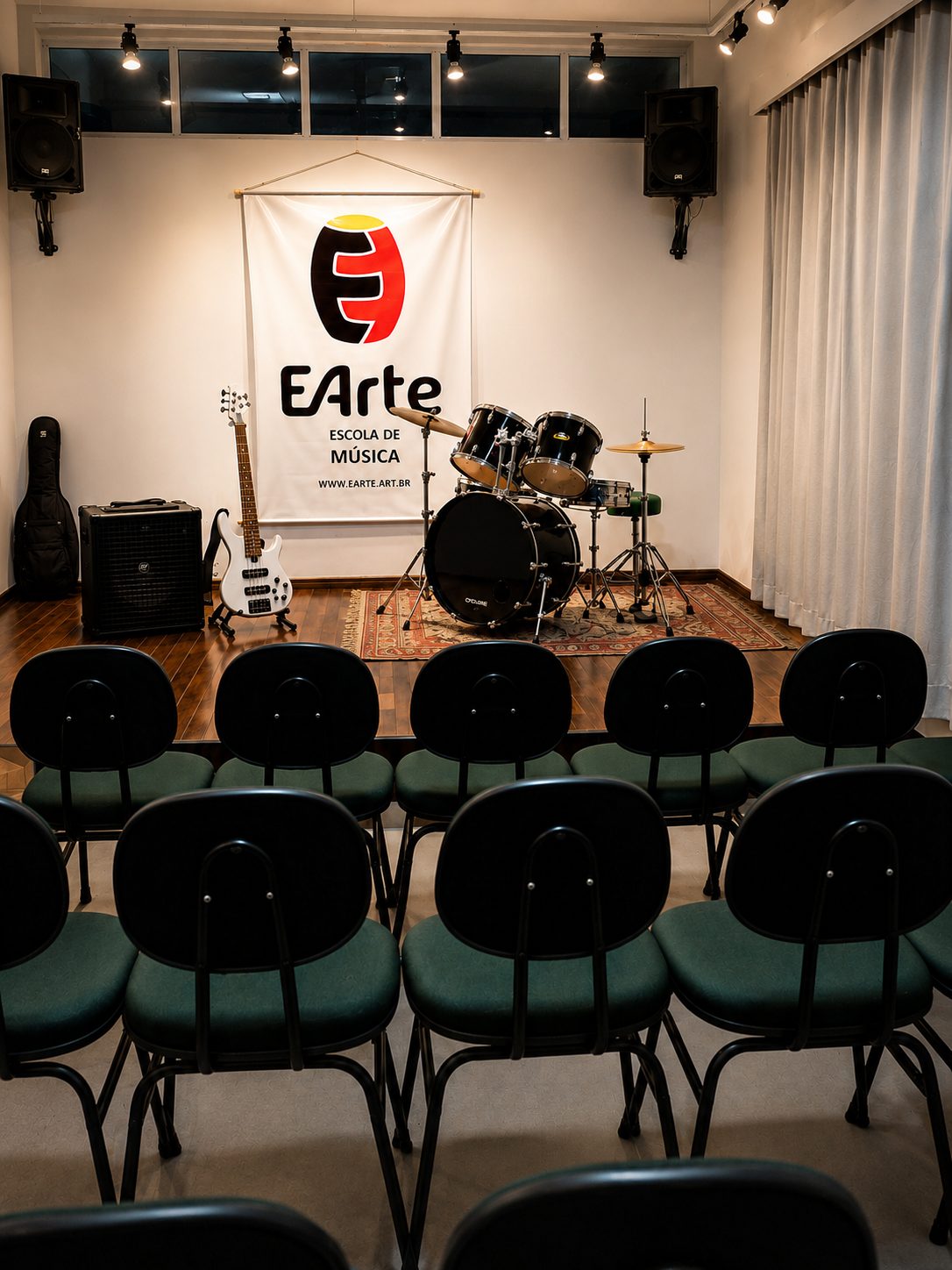 Auditório da EArte, com palco e plateia, onde acontecem os saraus