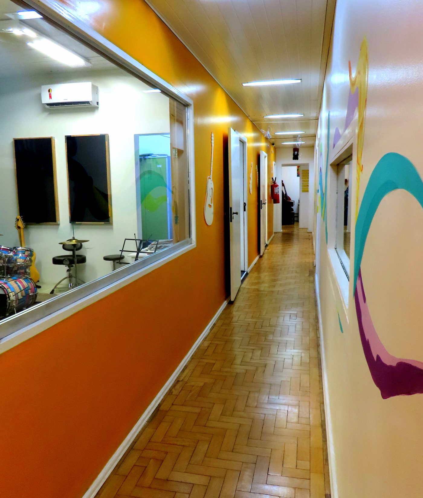 Corredor da EArte, com as salas de aula em sequência
