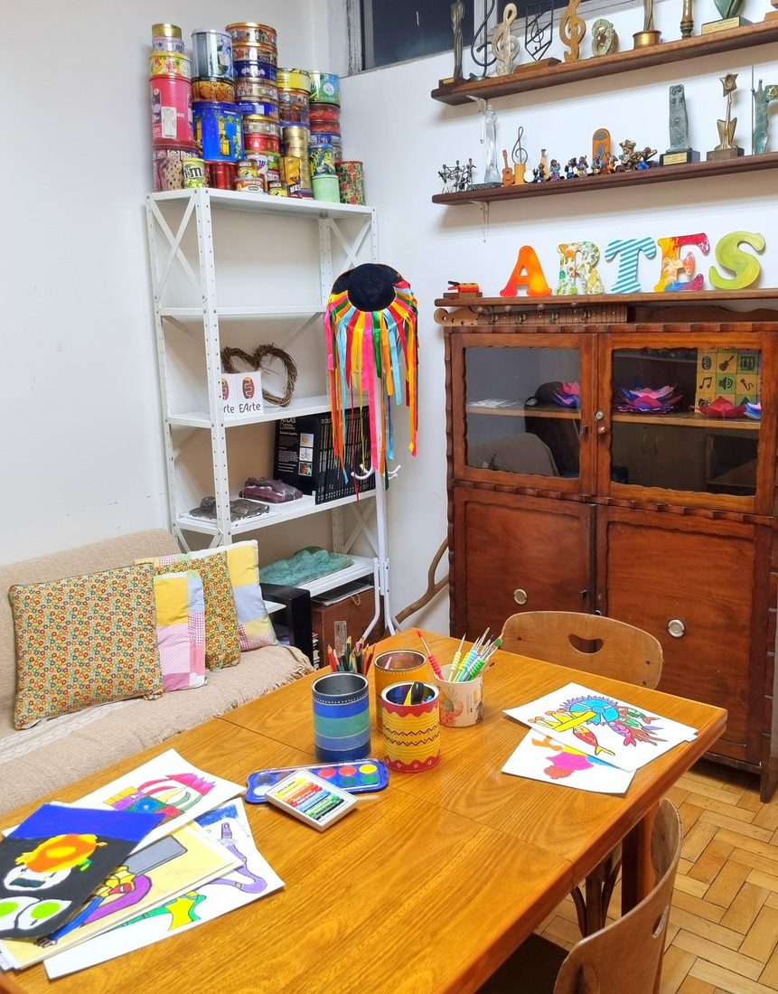 Sala de artes da EArte, com espaço para desenho e pintura