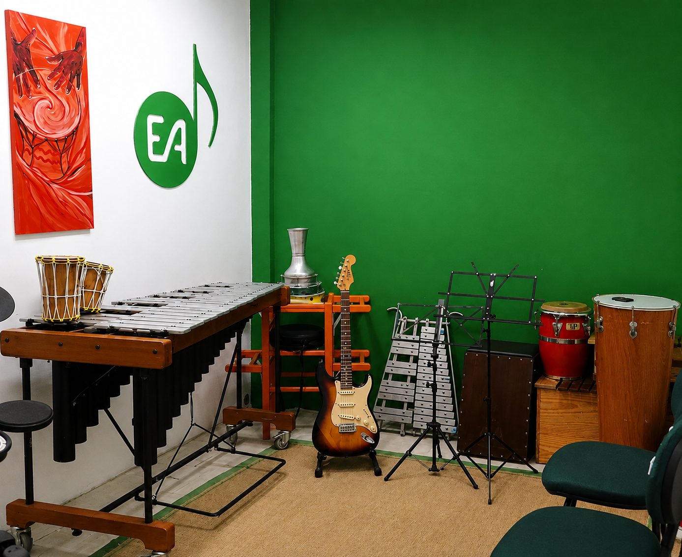 Sala de percussão rítmica e melódica da EArte, com marimba e vibrafone