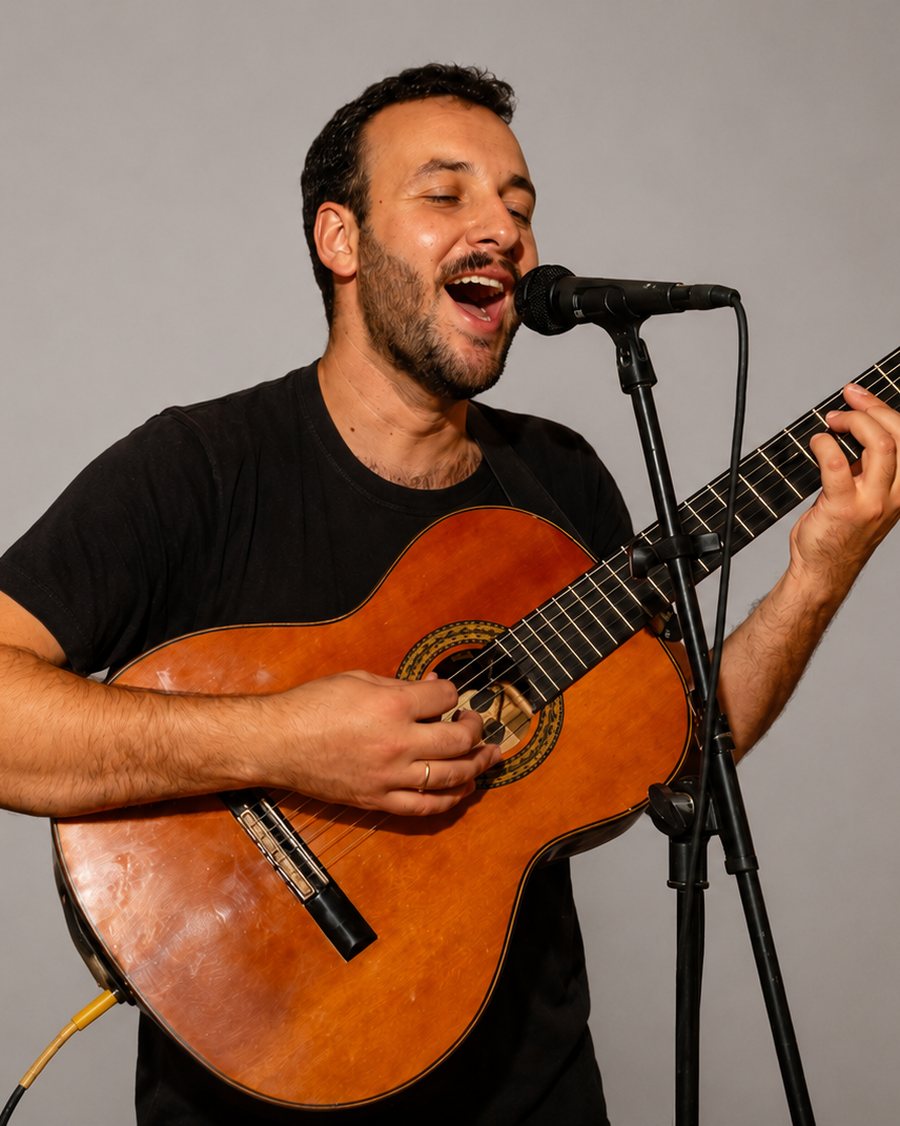 André Bocchese, professor de violão e guitarra da EArte, cantando e tocando