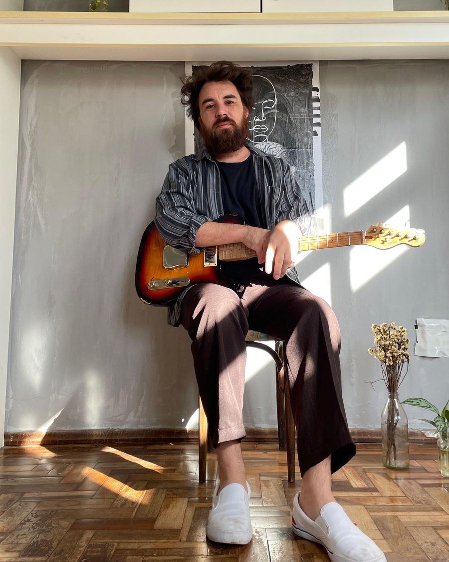 Rodrigo Fernandez, professor de canto, contrabaixo e violão da EArte