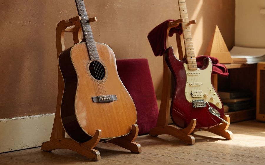 Sala de violão e guitarra da EArte, com instrumentos no suporte